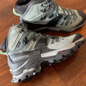 Salomon Women’s Gray Hiking Boots Size 7